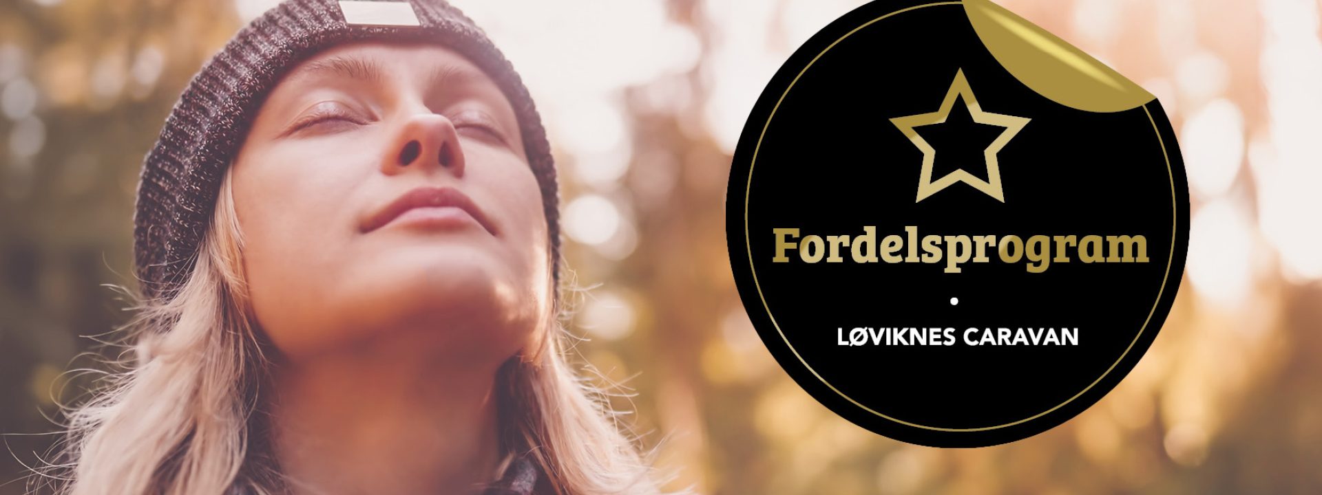 Kvinner som lener hodet bakover og nyter stillhet, med et fordelsmerke ved siden av.