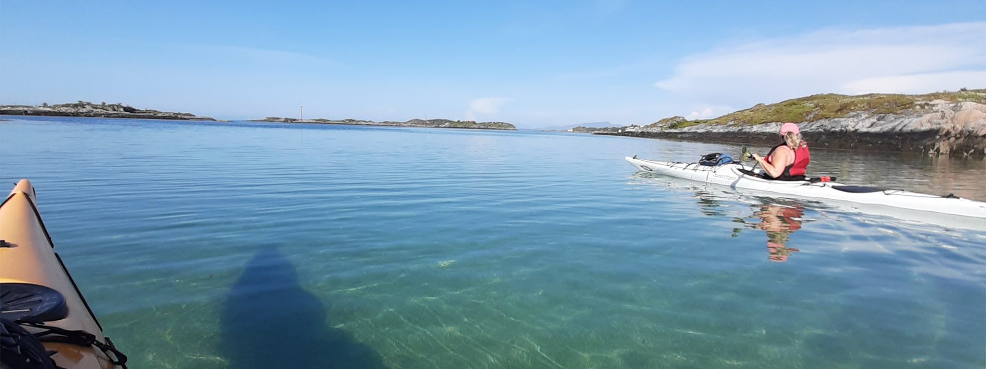 To persobner i hver sin kajakk på fjorden