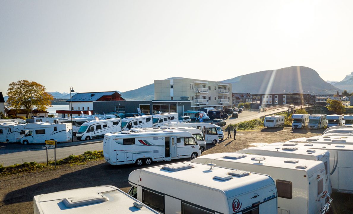 Bobiler på campingområde.