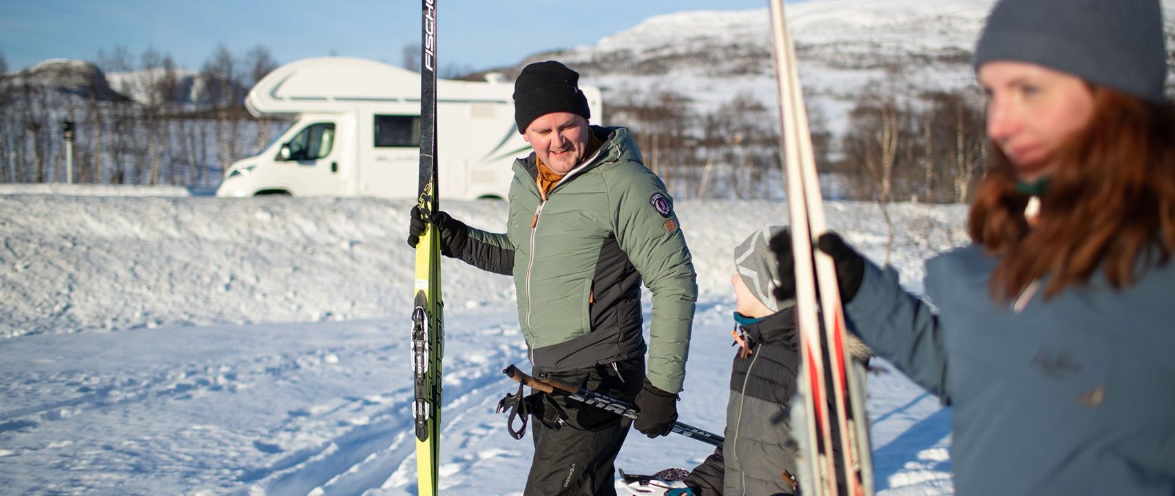 Par på vei ut på ski, sammen med barn