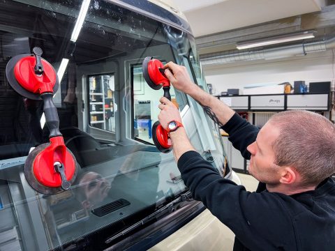 Bytting av frontrute på bobil med sugekopper
