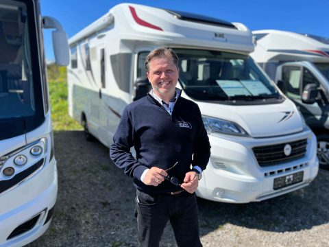 Jan Henning foran parkeringsplass med bobiler