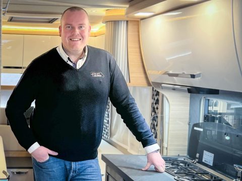 Bilde av Marius Flølo i en Tabbert-campingvogn