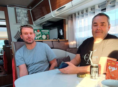 Tor Atle Urkedal (til venstre) og Torstein Vatne Rødseth (til høyre) inne i bobil.