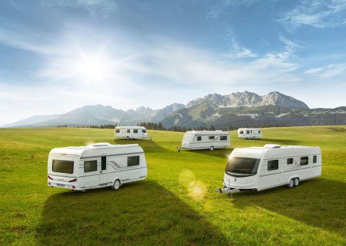 Flere campingvogner på en slette