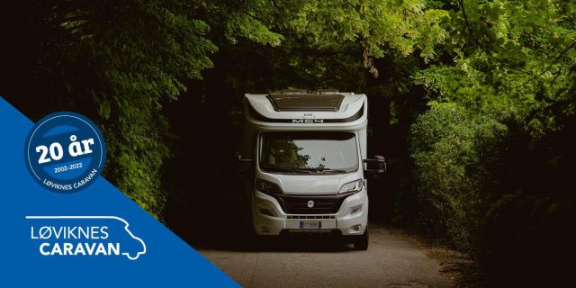 Bobil på en skogsveg