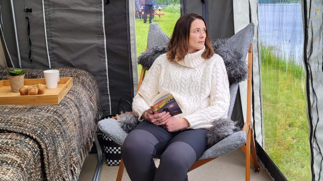Tanja Gjelsten Løviknes sitter inne i combi-camp