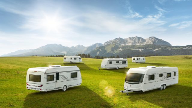 Flere campingvogner på en slette