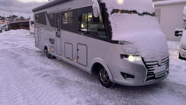 Bobil med snø