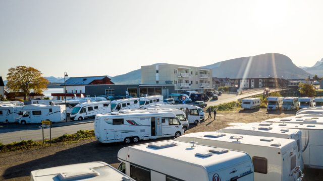 Bobiler på campingområde.