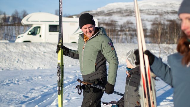 Par på vei ut på ski, sammen med barn
