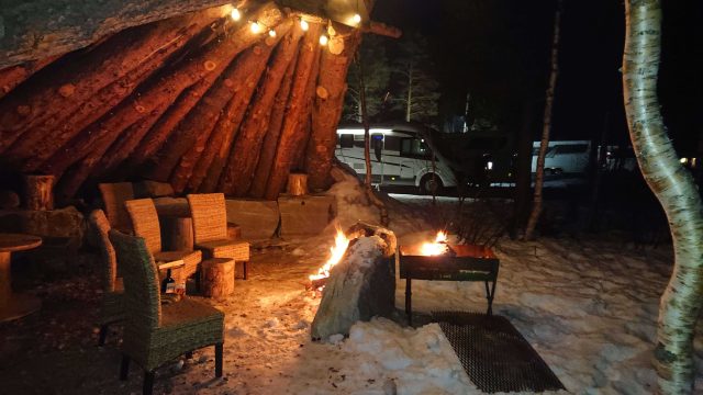 Gapahuk ved siden av bobil på kvelden